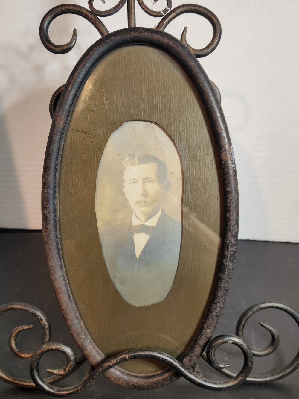 Antique-Style Oval Photo Frame in Brown Metal